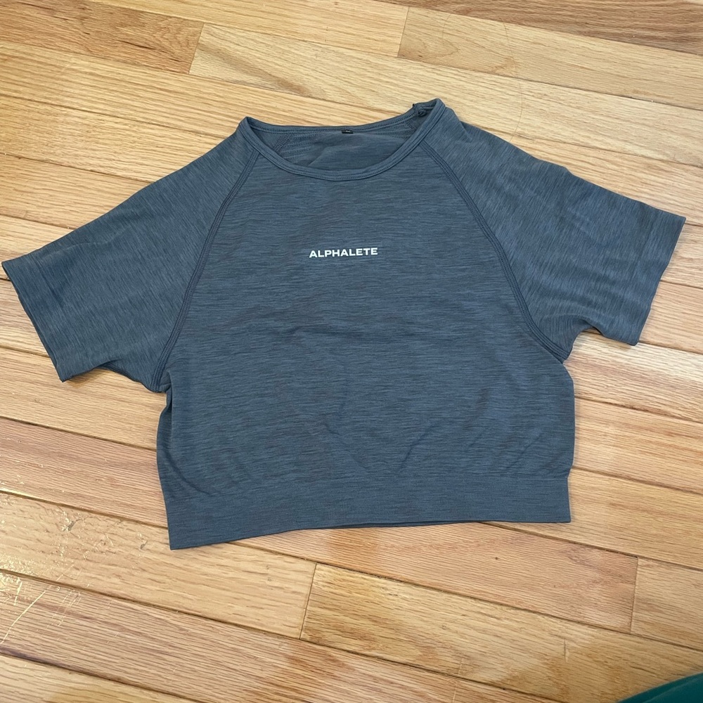 Alphalete Amplify Short Sleeve Crop Top